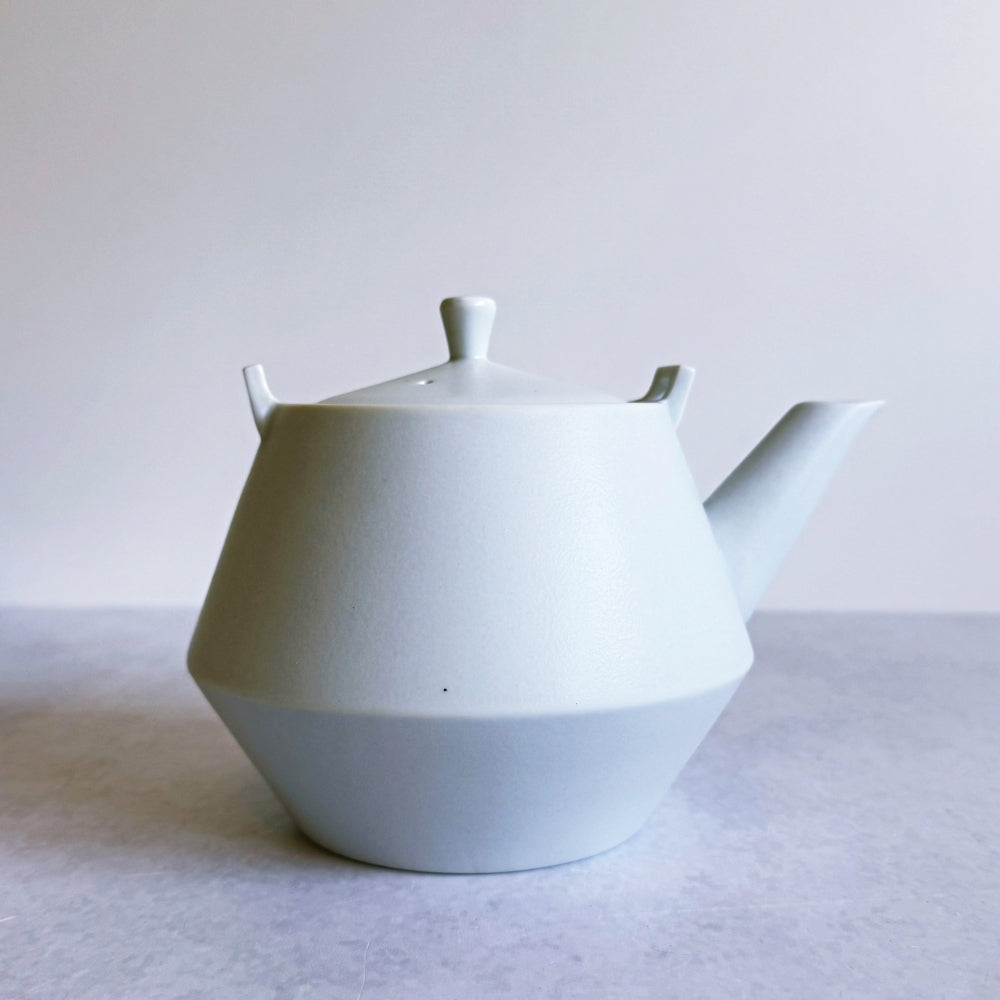 Frustum Teapot - Shiroai yū (白藍釉)