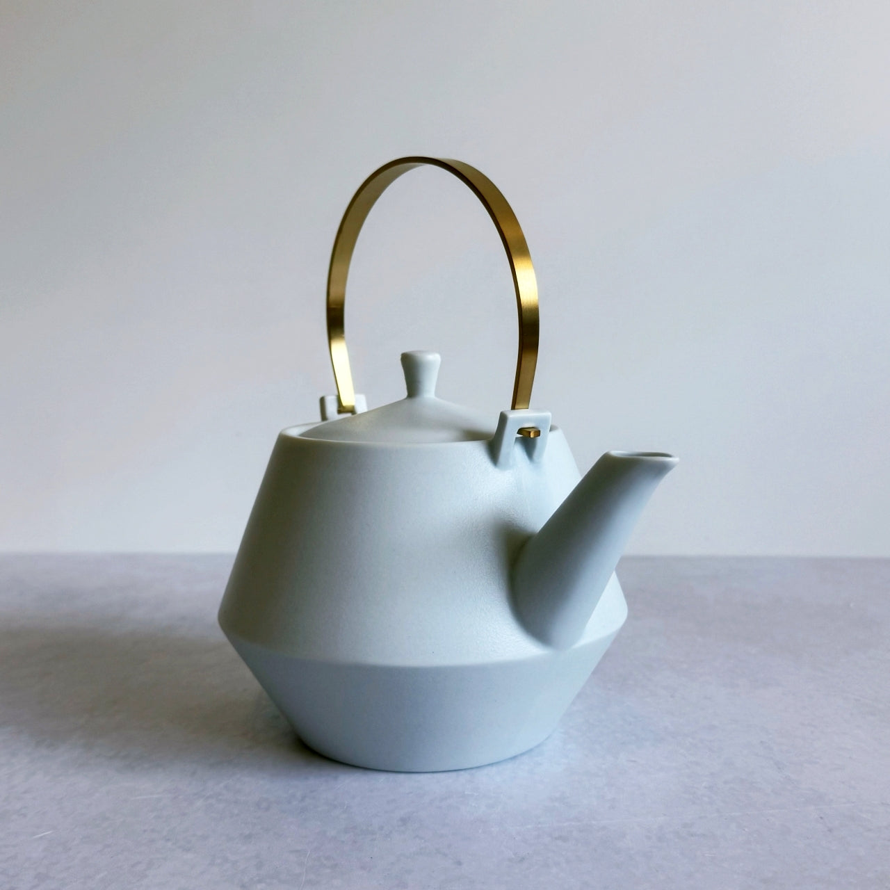 Frustum Teapot - Shiroai yū (白藍釉)