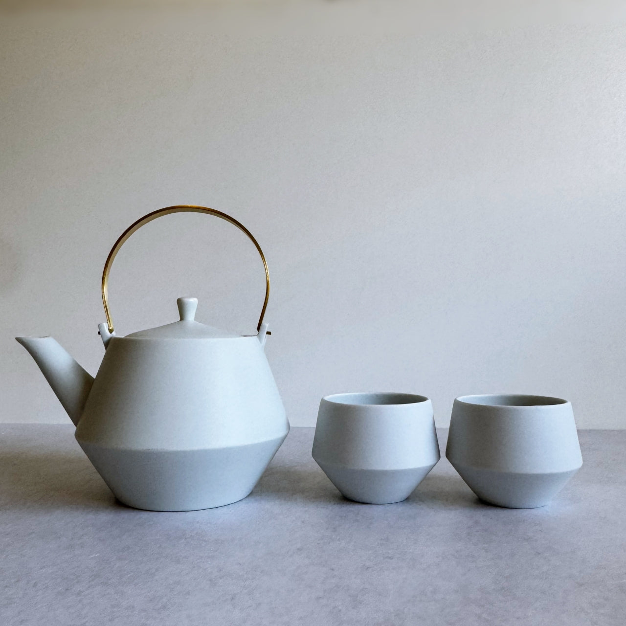Frustum Teapot - Shiroai yū (白藍釉)
